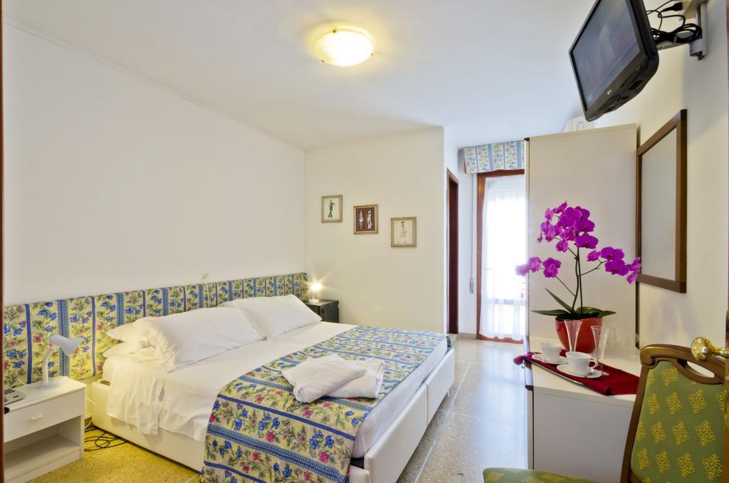 Hotel Nevada Bibione Buitenkant foto